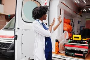 mujer negra asistiendo en ambulancia