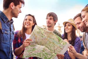 guía turístico enseñando mapa a gente