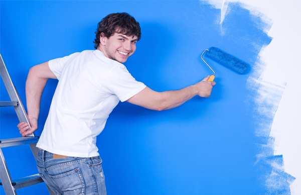 hombre pintando pared de azul