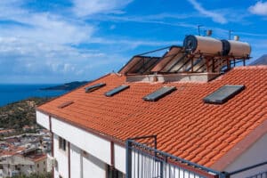 tejado con placas solares térmicas